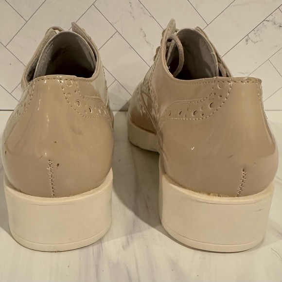 Elegant Patent Leather Beige Women's Oxford Shoes - Picture 4 of 5
